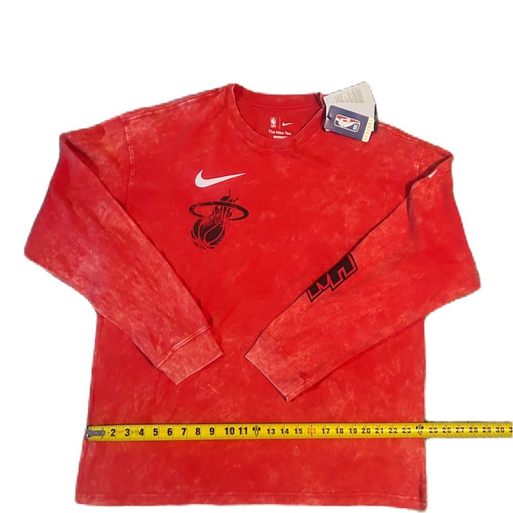 Miami Heat Courtside City Edition
Men's Nike NBA Men’s Long-Sleeve T-Shirt XL - Picture 6 of 13